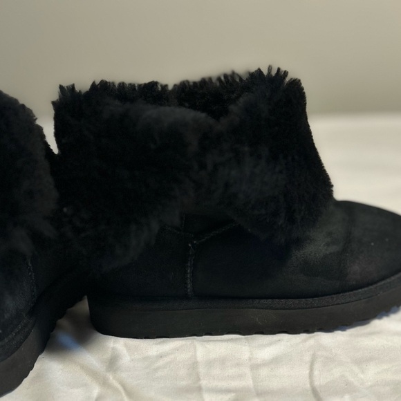 UGG Australia Bailey Button Short Black Shearling Boots Women’s Size 7 - Picture 6 of 6